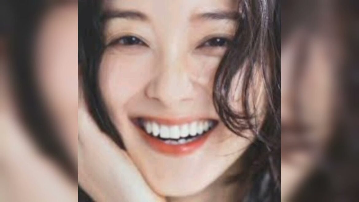 タイトル: 2児ママ中越典子45歳の今が「ただただ可愛い♥」—夫も俳優、20代?!ナチュラルなメガネ私服が好感度アップ!