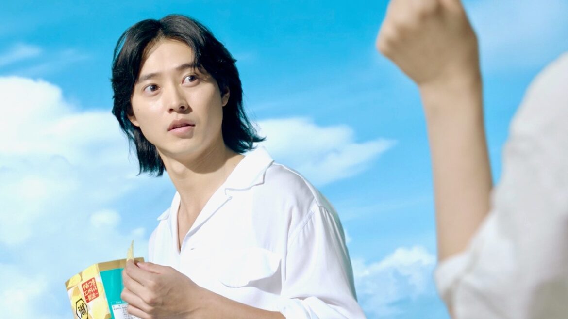 山崎賢人、新木優子のホタテ使いに笑いをこらえて平静顔/湖池屋プライドポテト CM+インタビュー+メイキング