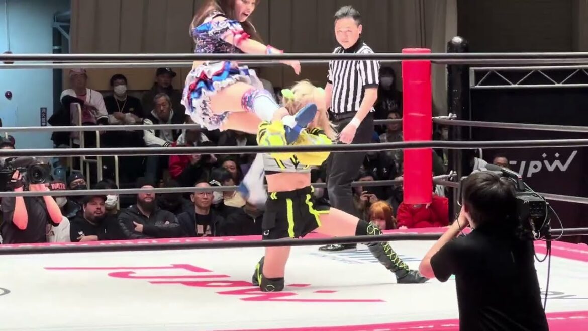 荒井優希のFinallyを鈴芽がかわして足を掴むも荒井は掴まれた足を上手く使っての後ろからの新人賞から正調式の新人賞もカウント2で鈴芽は返す 東京女子プロレス「東京女子プロレス ’25」