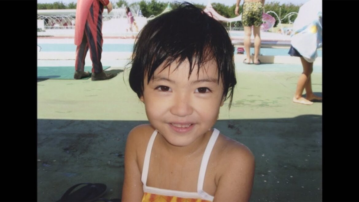 浜辺美波、CMで可愛すぎる少女時代の写真を公開 「JA共済」新CM