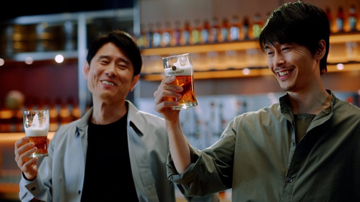 目をあわせニッコリ!長谷川博己&原田泰造「スプリングバレー 感動体験篇」新CM