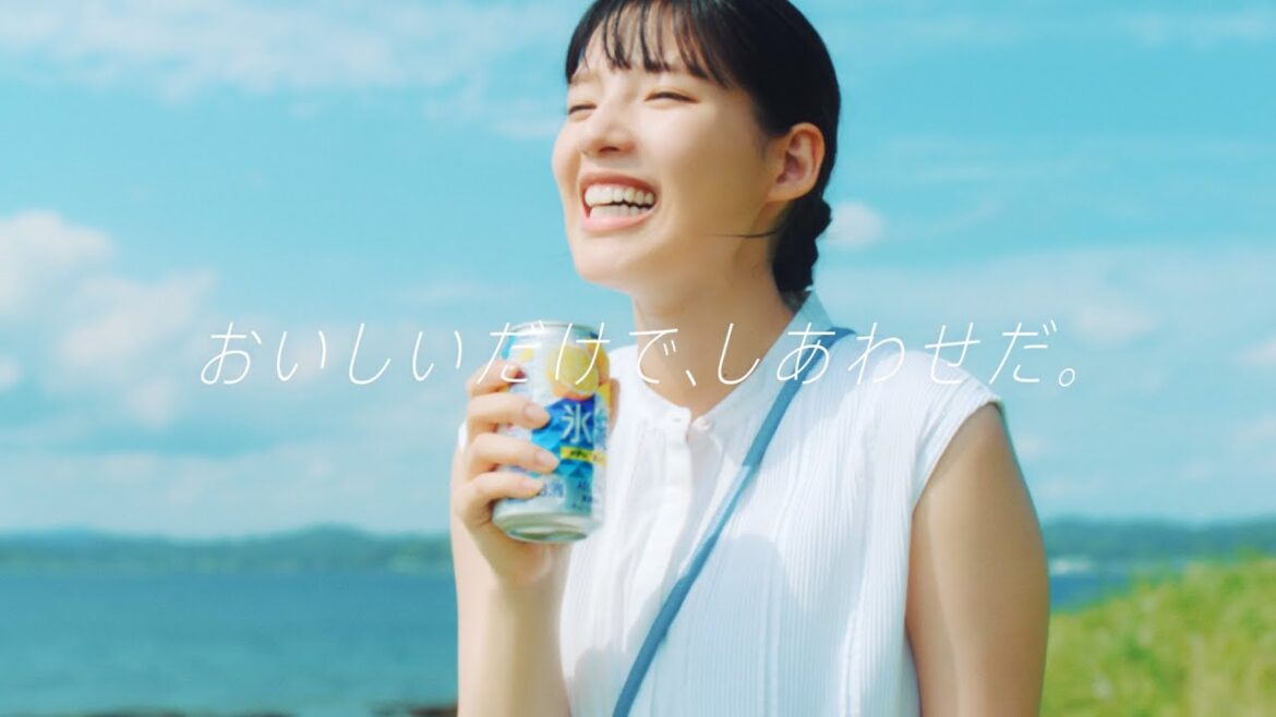 石井杏奈が全力疾走!新TVCM 『氷結®まだ知らなかった青篇』