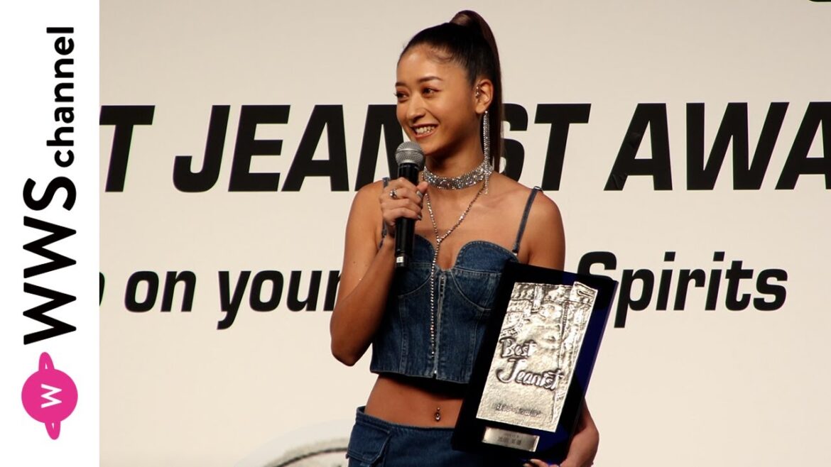 池田美優(みちょぱ)、背中出し、ヘソ出し、美脚見せのセクシーなデニムコーデで2年連続受賞の喜びを語る!<第40回ベストジーニスト2023>