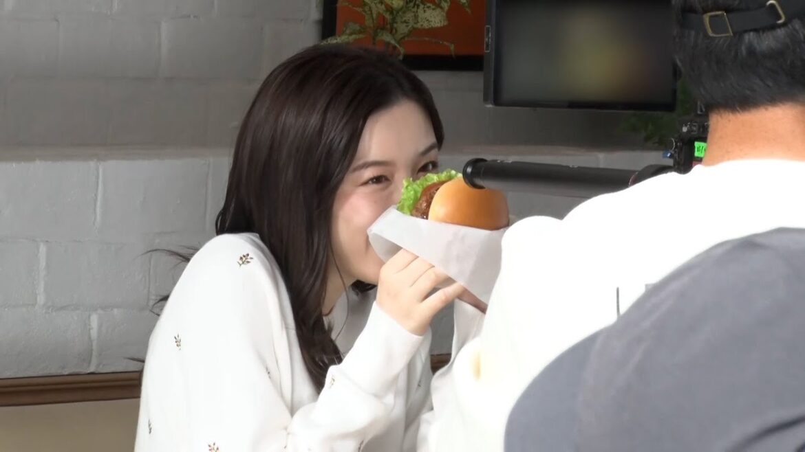 永野芽郁、至近距離まで近づくカメラに照れ!?「近いよ~」 モスバーガー新TV-CM「新とびきりトマト&レタス シャキッと!」篇