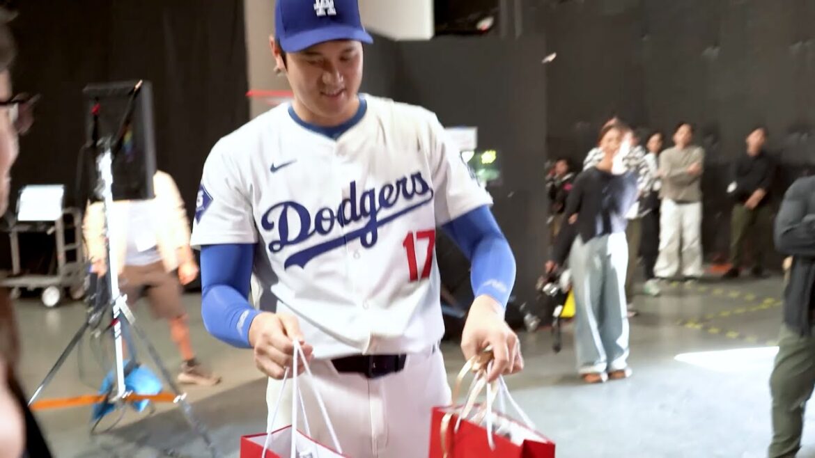 大谷翔平、デコピン用のグッズに大喜び!?撮影の裏側に密着! モバイルゲーム『eBaseball™: MLB PRO SPIRIT』「大谷セレクション」メイキング
