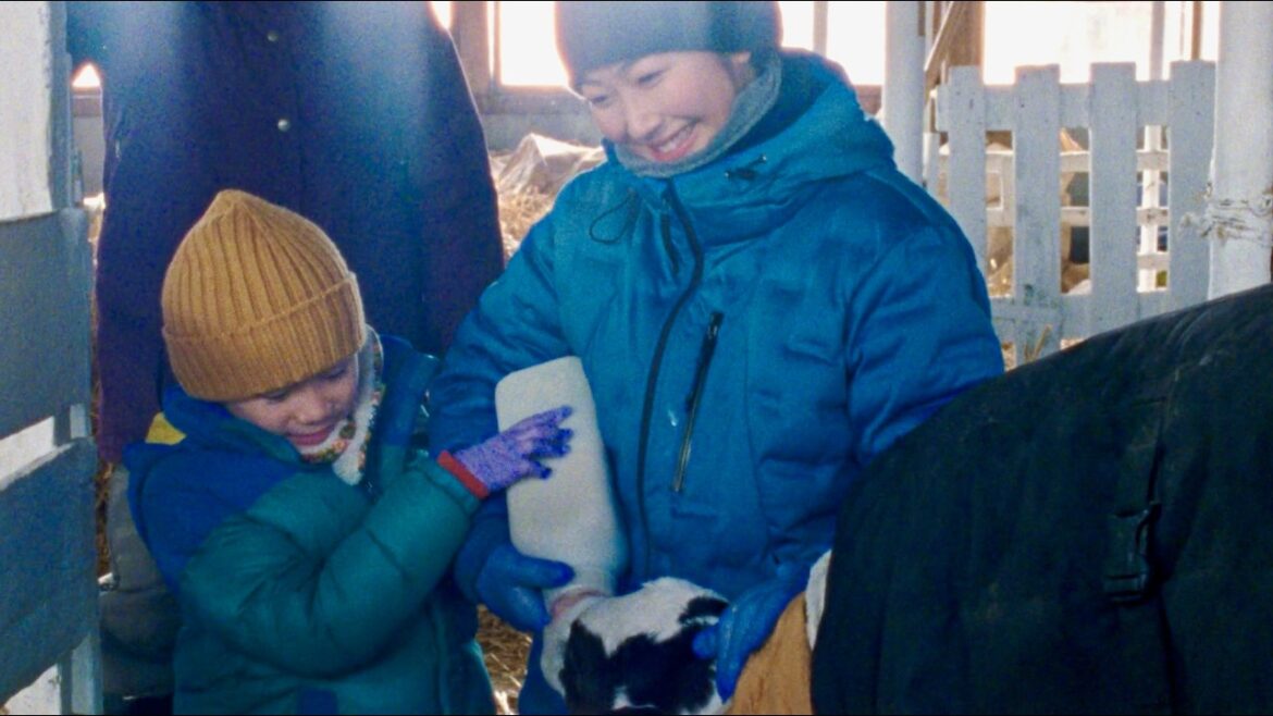 黒木華、雪降る北海道の牧場で子牛に哺乳。ミルクアイスを子どもに振る舞う/江崎グリコ 牧場しぼり CM+インタビュー