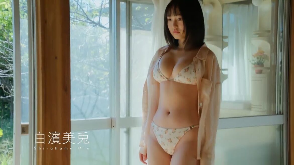 白濱美兎「美少女図鑑AWARD2023」で特別賞3冠受賞 フライデー 最新号にオトナな水着で初登場!