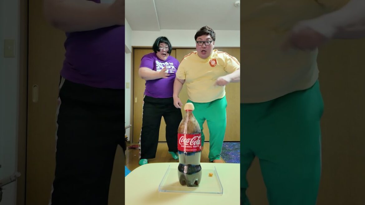 【メントスコーラ】合計300kgでコーラにメントス100個を一気に投げ入れてみたwww #shorts