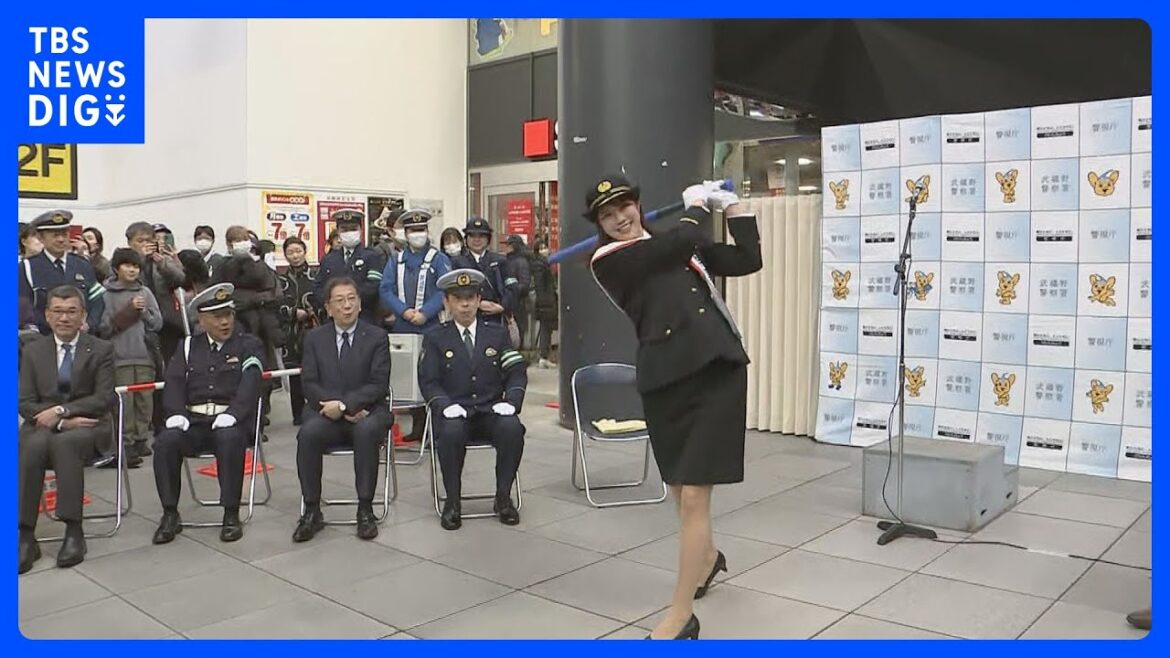 稲村亜美さんが自転車事故防止呼びかけ 一日武蔵野警察署長 “神スイング”披露 警視庁|TBS NEWS DIG