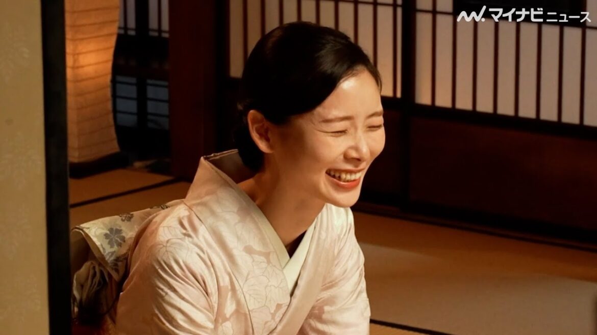 朝日奈央、『買うわ!』を求められすぎて困惑気味?大御所俳優と共演 「カーネクスト」新CM&メイキング公開