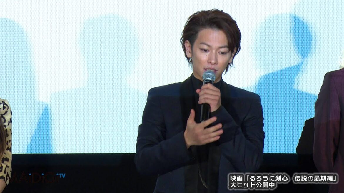 伊勢谷友介、マイクで二刀流?「現場はしんどかった」 映画「るろうに剣心 伝説の最期編」初日舞台あいさつ(2)