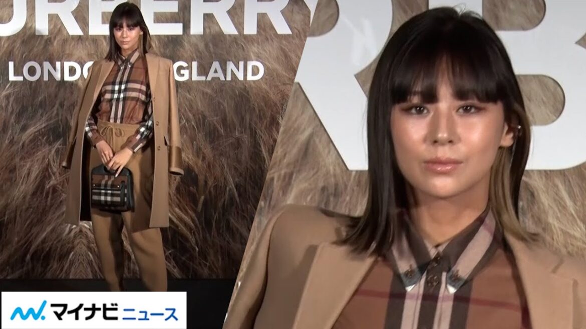 西内まりや、チェスターコートを肩掛けでシックで大人な装い BURBERRY「THE IMAGINED LANDSCAPES POP-UP」フォトコール