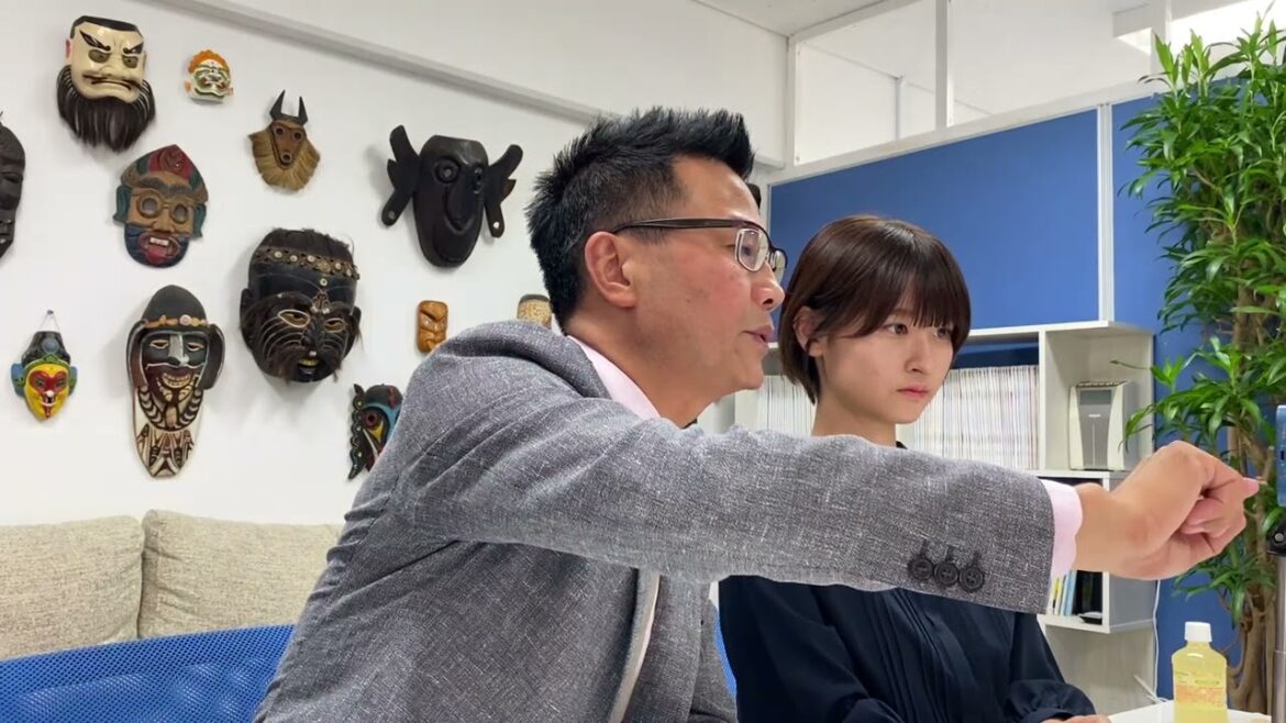 収録前カメラチェックな二人 週刊中国通信 来週からは生配信! ウィークリーチャイナニュース 今週のお題は「エリザベス女王からの招待を受けれなかった国と、突っぱねた?国」中国国内の注目ニュース深堀り
