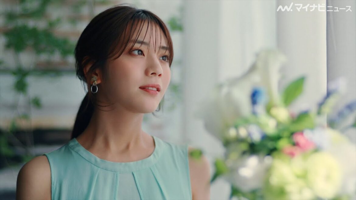 貴島明日香、ノースリーブ姿で清純な美しさ! ルミアグラス新WEBCM『あたらしい時代のど真ん中へ。編』公開