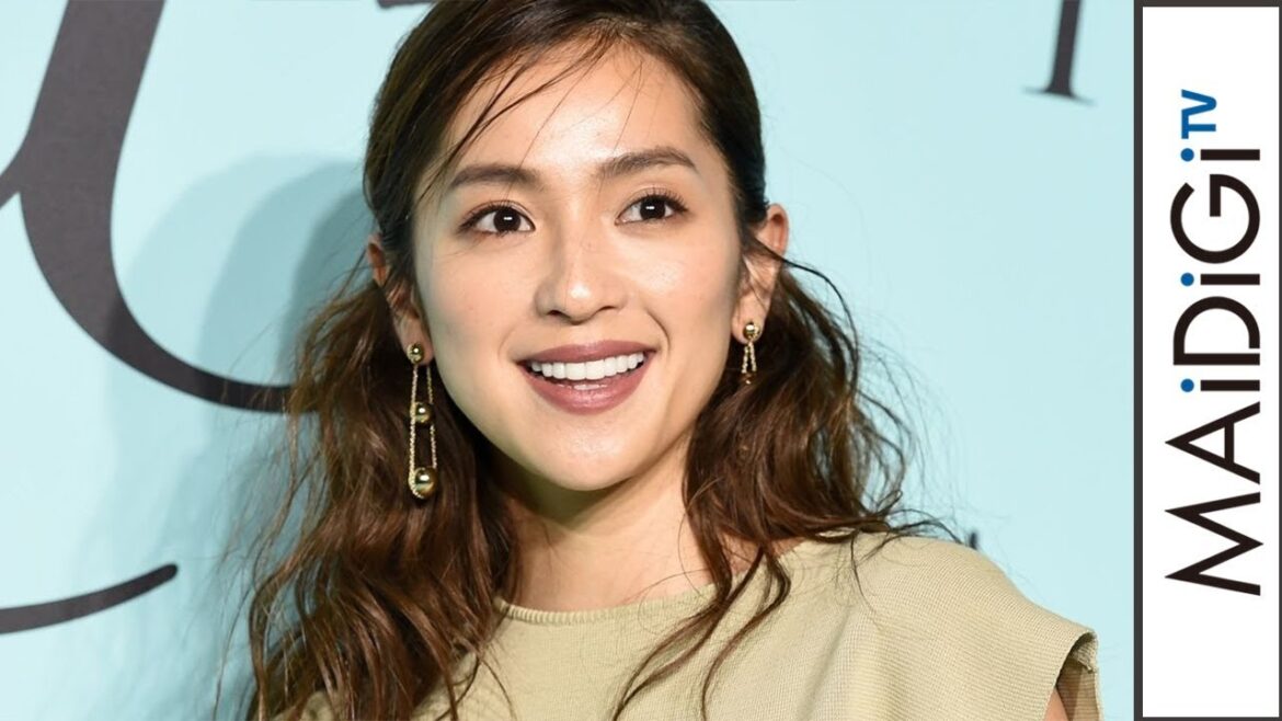 中村アン、おしゃれ上級者!アースカラーコーデ ゴールドジュエリーでゴージャスに