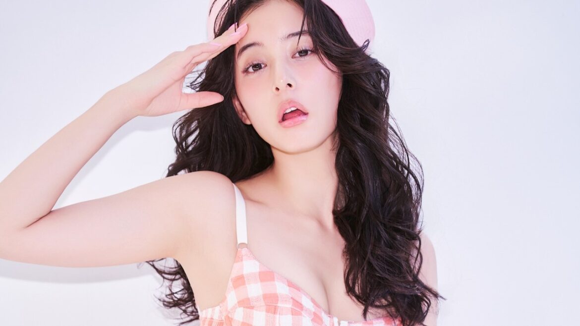 新木優子×ピンク、キュートでセクシー!魅力全開カレンダーメイキング映像