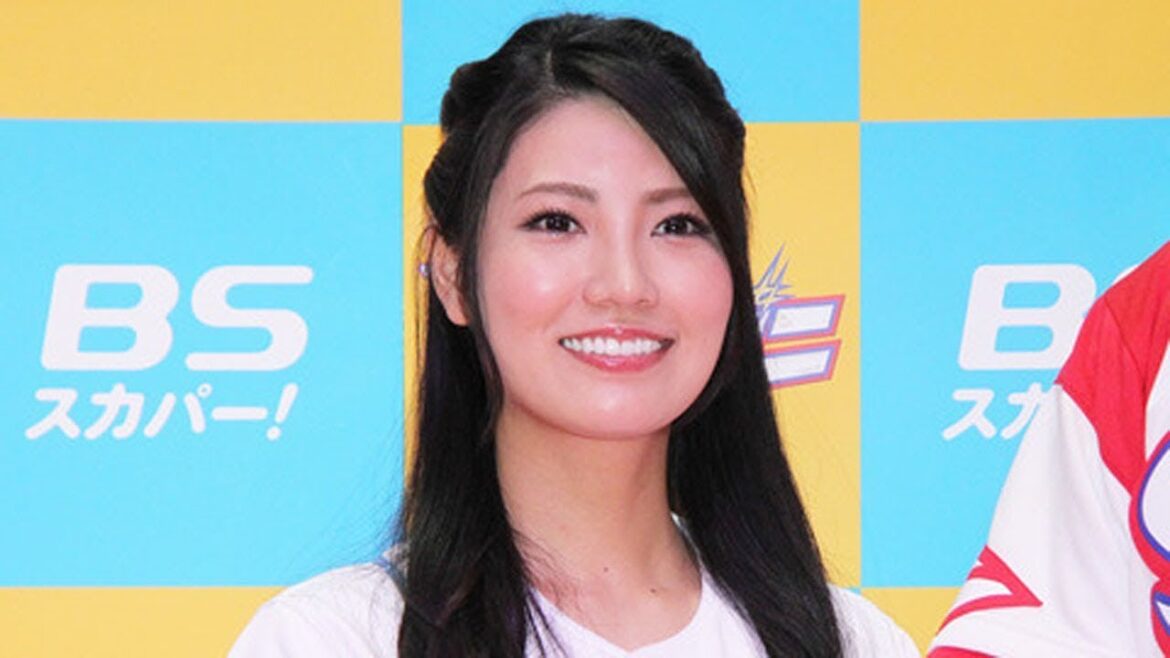 <倉持明日香>ショートパンツで元気に脚見せ キュートな“ベースボール”ファッション