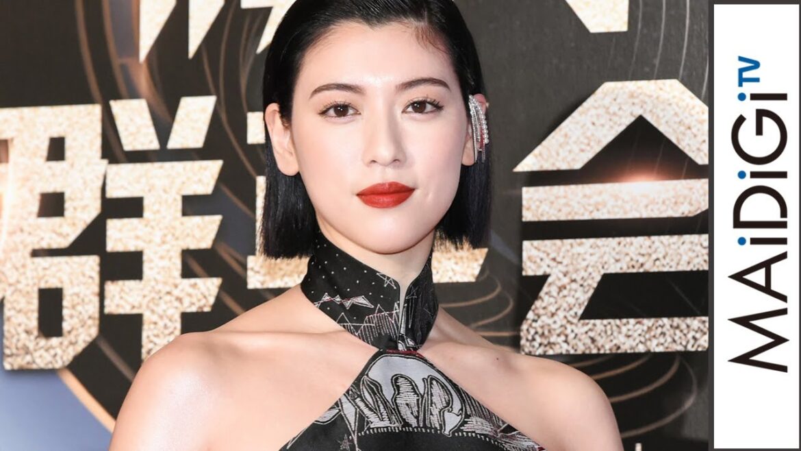 三吉彩花、美背中見せドレス&赤リップで大人ムード 「話題女優賞」受賞 「WEIBO Account Festival in Tokyo 2020」