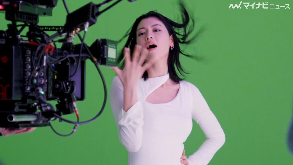 三吉彩花、圧巻スタイルでセクシーな“のりのりダンス” 「湖池屋ストロング」新CM&メイキング公開