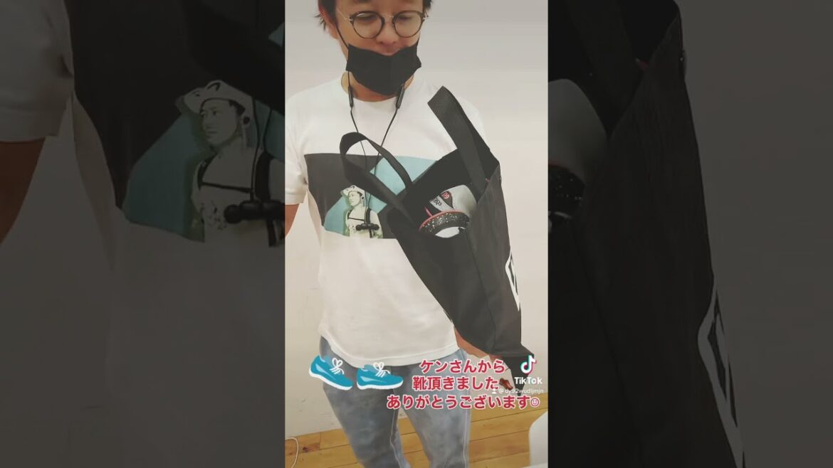靴をくれるケンBOY