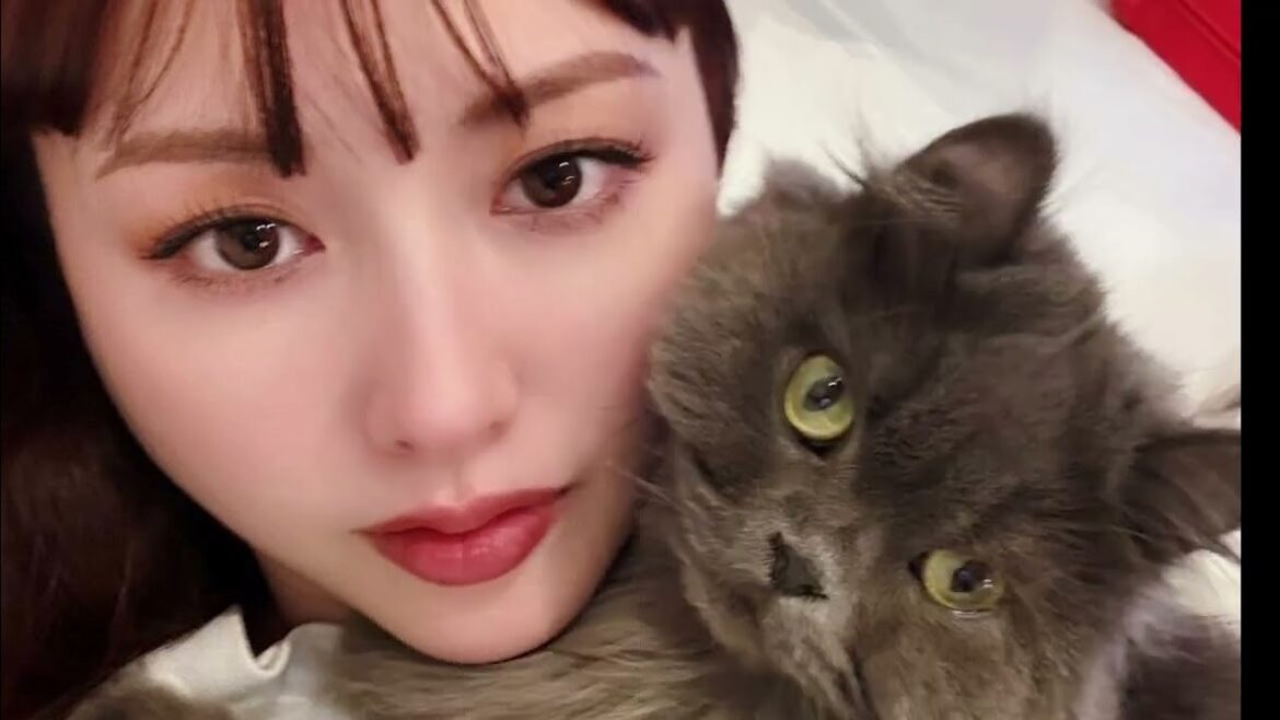 「足長ーい!遺伝子すご!」鈴木えみ、モデル級スタイル&ロングヘアの11歳長女とのプラべショット公開「20代から変わらない美貌」