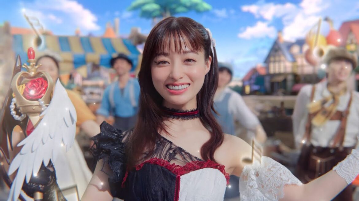 橋本環奈、肩出し大人ドレスで歌い踊る!CVを務めた特別コラボキャラクター「奈々子」として登場 異世界のんびりライフ新CM