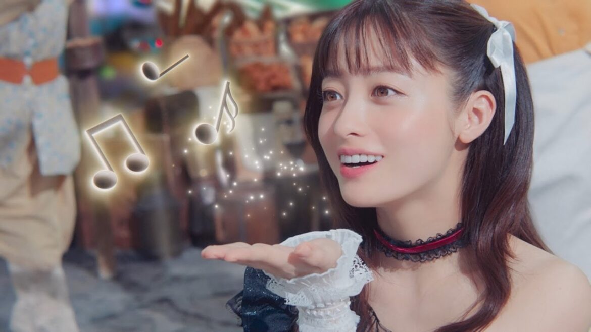 橋本環奈が“異世界”へ… キュートなコスチューム姿 歌声も 「異世界のんびりライフ」新テレビCM「演劇の星が登場」編