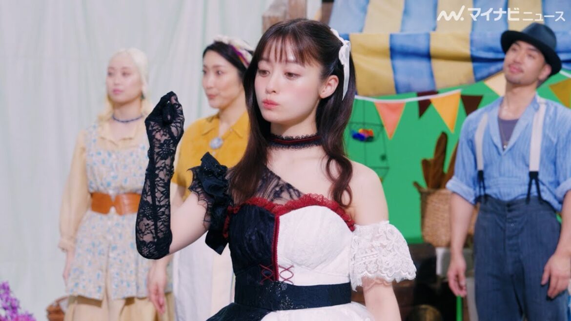 橋本環奈、“天使&悪魔”スタイルで登場!ダンスの振り付けを確認する姿も可愛い 『異世界のんびりライフ』新CM&メイキング映像