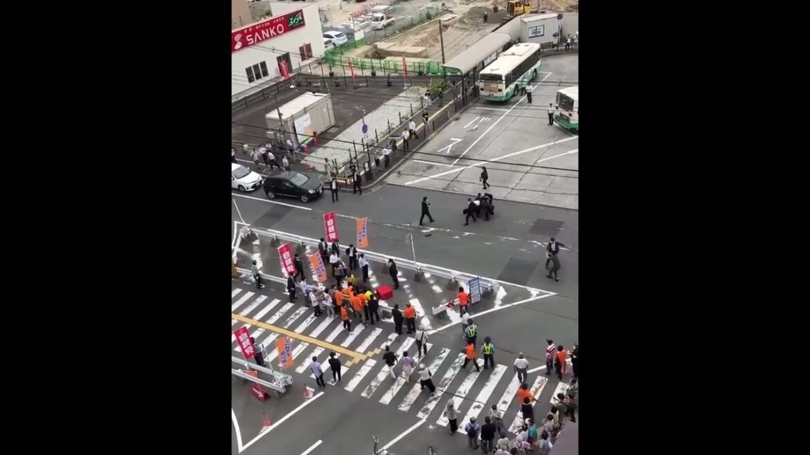 安倍晋三元総理 演説中に背後からショットガンで撃たれ瀕死 #shorts