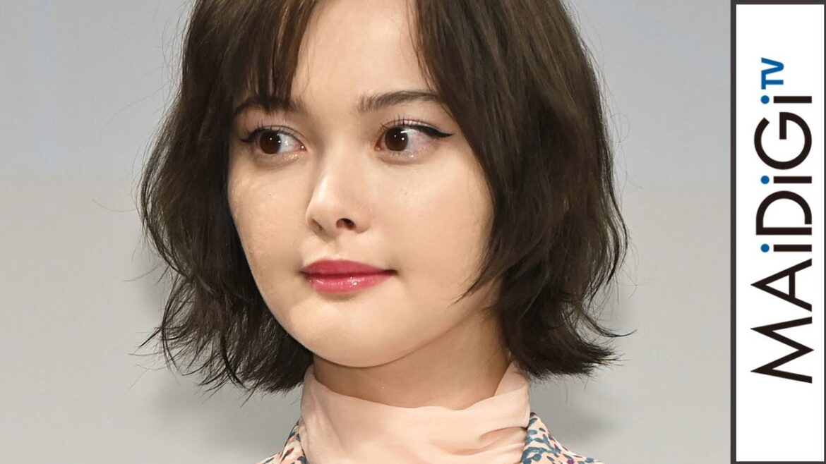 玉城ティナ、超ミニボトムで美脚見せ! 春先取りの小花柄セットアップ×ケープ風ジャケットでスタイリッシュに