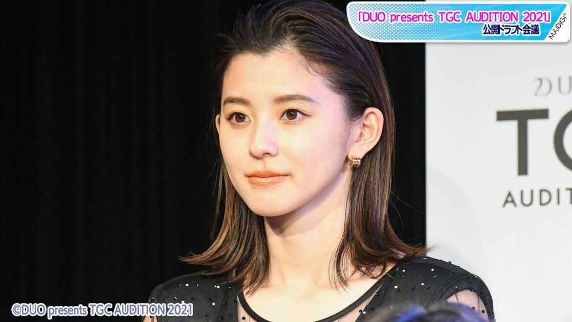 朝比奈彩、“9頭身美女”が透け感ブラックワンピで美肌見せ オールバックで大人ムード