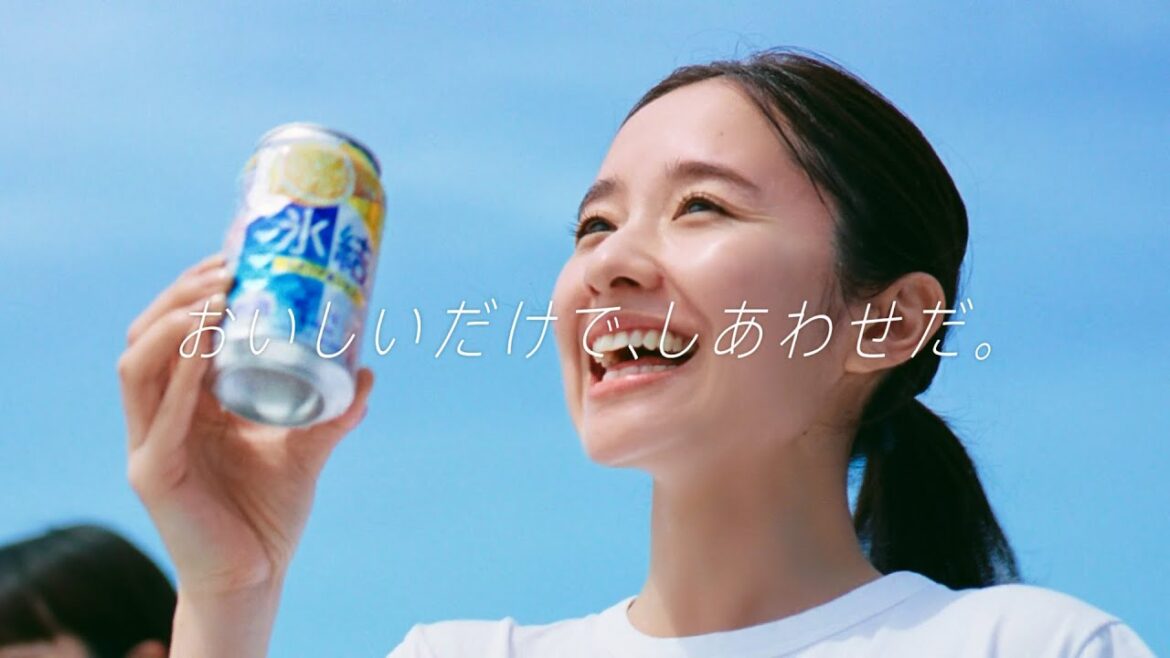堀田真由、さわやか白Tにジーンズのカジュアルスタイルで駆け抜ける!「キリン 氷結」CMに初登場!