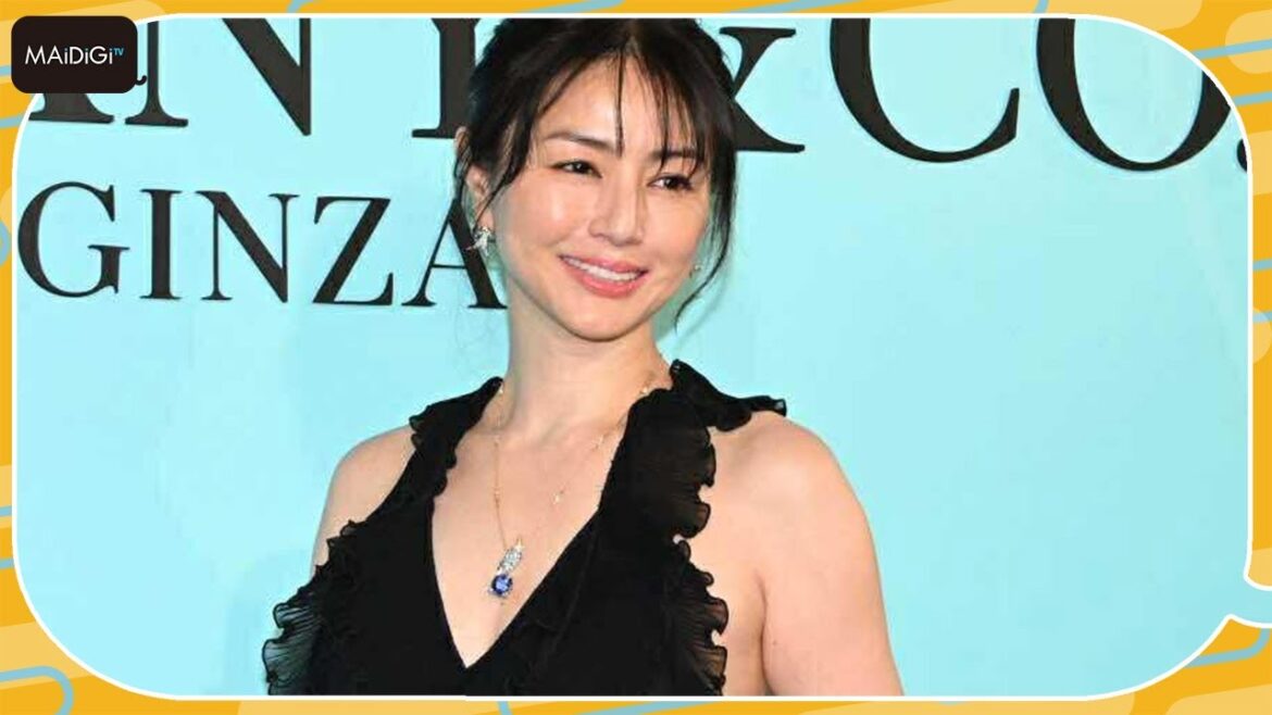 49歳・井川遥、深Vネックのドレス姿で魅了! 「40代は子育てと仕事で充実」