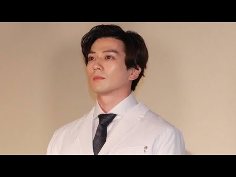 ✨衝撃✨新田真剣佑、公式オフショット公開‼️「異次元のクールさ」にファン悶絶😍💥『19番目のカルテ』撮影現場から最新ショット📸