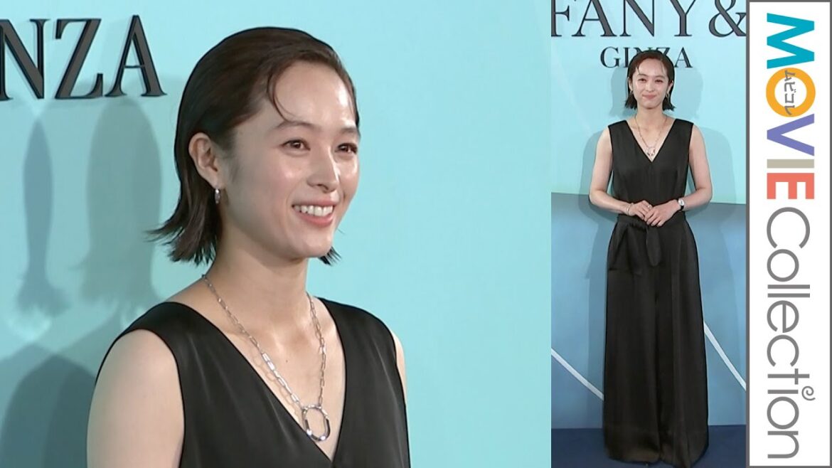 清野菜名、Vネックで二の腕のぞかせた黒のセットアップ姿/「ティファニー 銀座」オープニングイベント