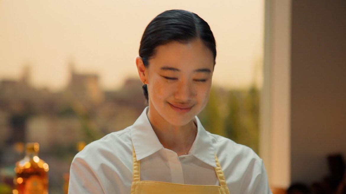 蒼井優『角瓶』CM“4代目店主”に 10年ぶり刷新 井川遥からバトンタッチ
