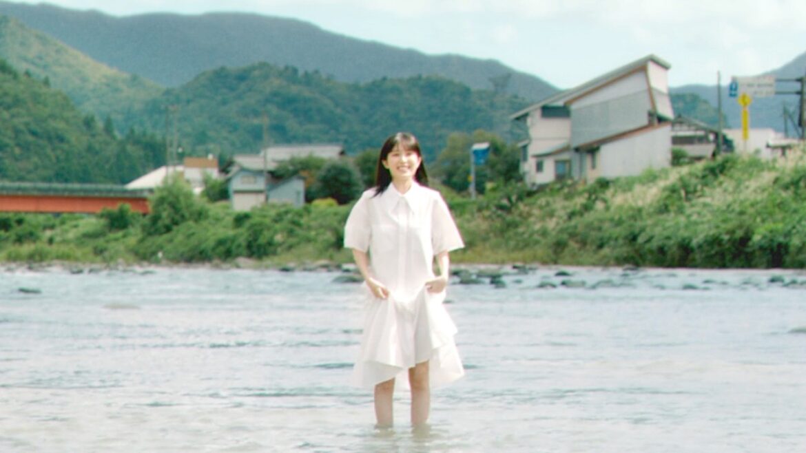 福本莉子、ワンピをまくり川の中から全力アピール!コロナ CM+メイキング+インタビュー