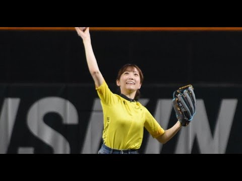 B1- 元HKT48坂本愛玲菜、ミニ丈から美脚 ホークス戦のセレモニアルピッチに登場 ノーバンならずも笑顔