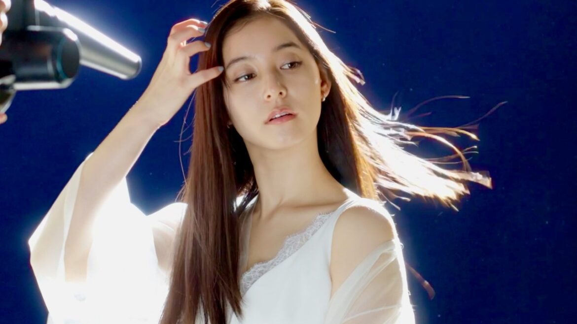新木優子、夜風に揺れるシースルーのナイトドレスで星空を眺める/THERATIS(セラティス)CM+メイキング+インタビュー