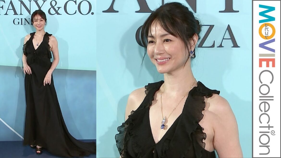井川遥、胸元がV字に開いた黒ドレス姿で登場/「ティファニー 銀座」オープニングイベント