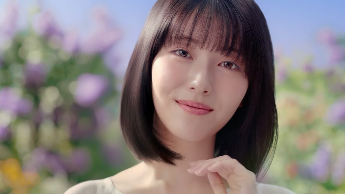 浜辺美波、自身初のヘアケアCM出演!ライラックの花に囲まれ美しいアートフィルムのような出来栄えに!