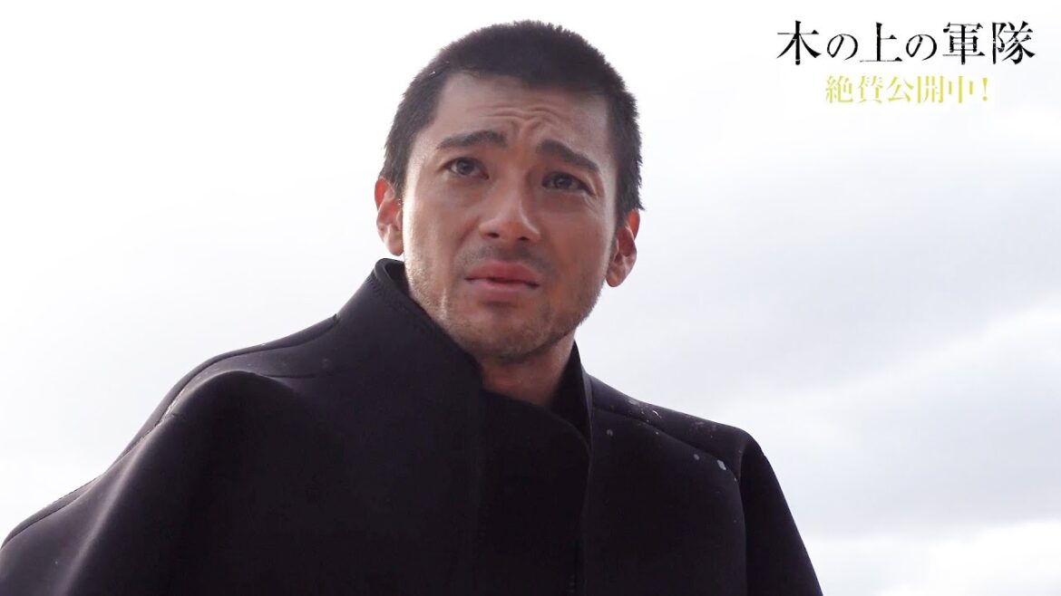 山田裕貴、クランクアップに堤真一と涙のハグ!感無量で思いの丈を語る 映画『木の上の軍隊』クランクアップメイキング映像