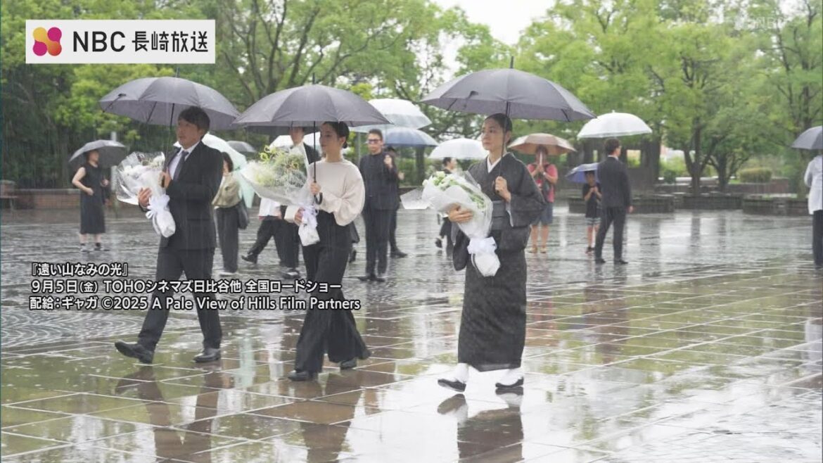 土砂降りの長崎で献花 広瀬すず&吉田羊「遠い山なみの光」舞台挨拶前に原爆落下中心地碑へ
