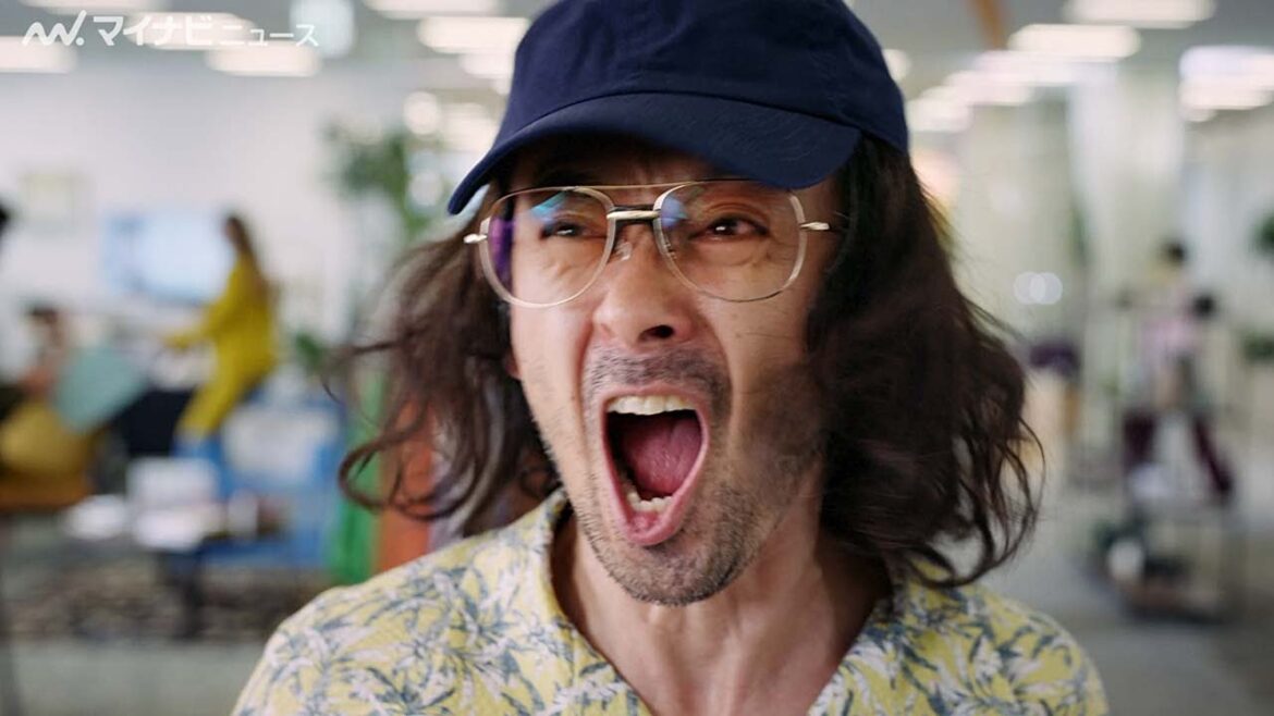滝藤賢一、クセ強すぎ映画監督に扮し絶叫「カーット!」、嵐莉菜“ピンシャキ”服を颯爽と着こなす レノアリセット新TVCM「レノアリセット レノアリセットウーマン篇」