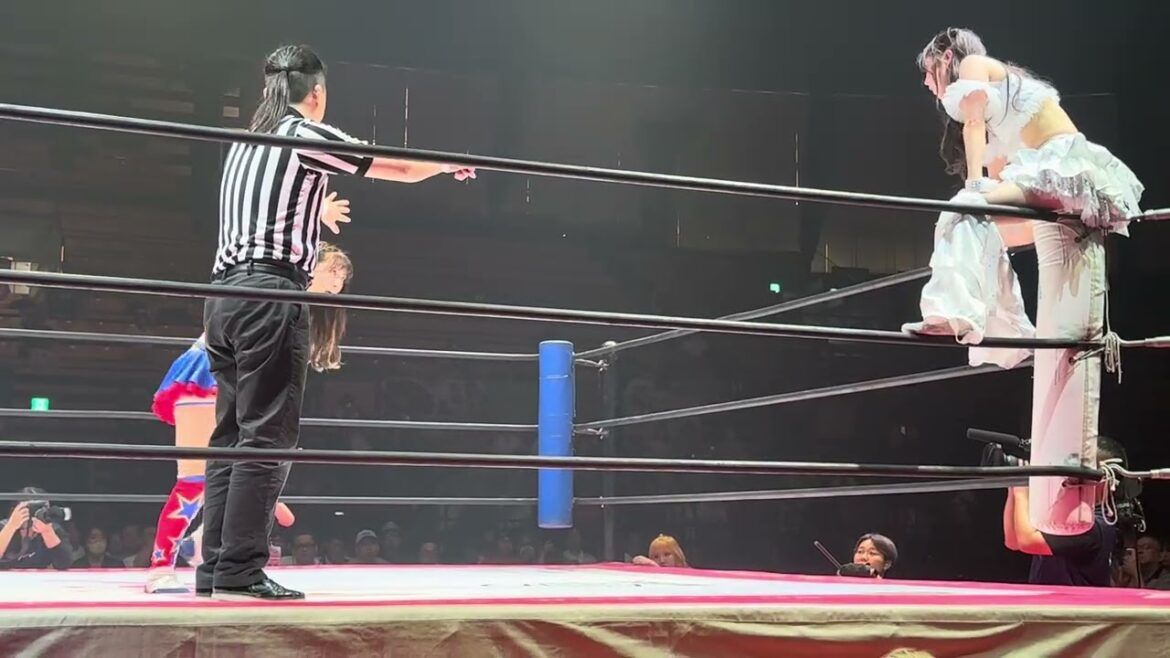 瑞希が荒井優希の体を駆け上がってから踏みつけるも荒井は立ち上がってトップロープの瑞希の顔を撃ち抜いてエプロンでの変形Finallyを放つ 東京女子「SUMMER SUN PRINCESS ’25」