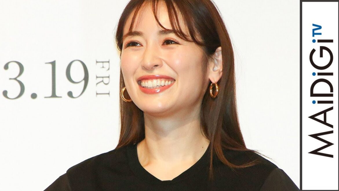 泉里香、個性派トップス×白パンツ ミニマムな大人のモノトーンコーデ
