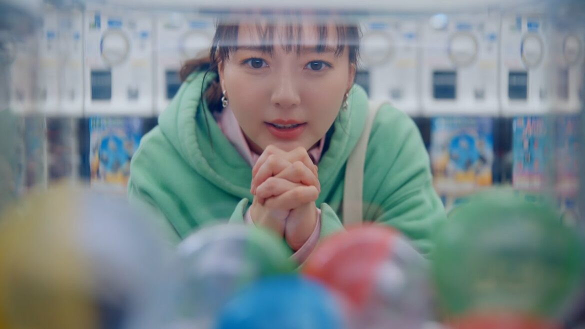 多部未華子がカプセルトイに夢中!?お目当てをお祈り中に思い出したものとは? マクドナルド!『セット500』新TVCM