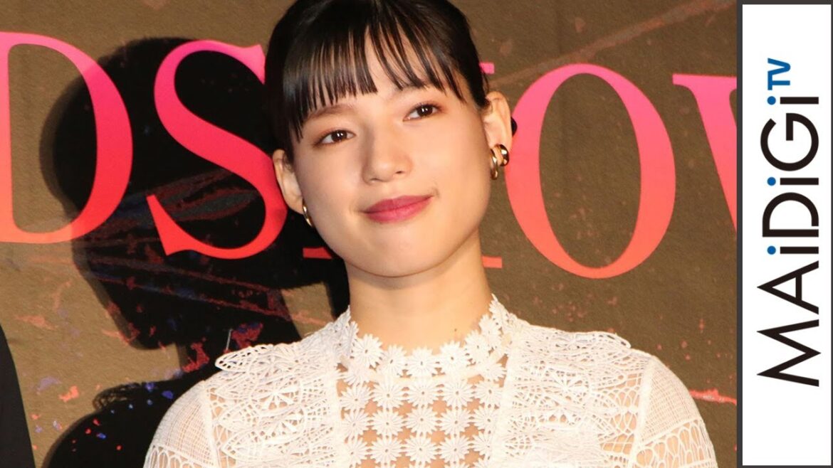 石井杏奈、白レースワンピでほんのり美肌 まとめ髪&リボンで大人可愛く