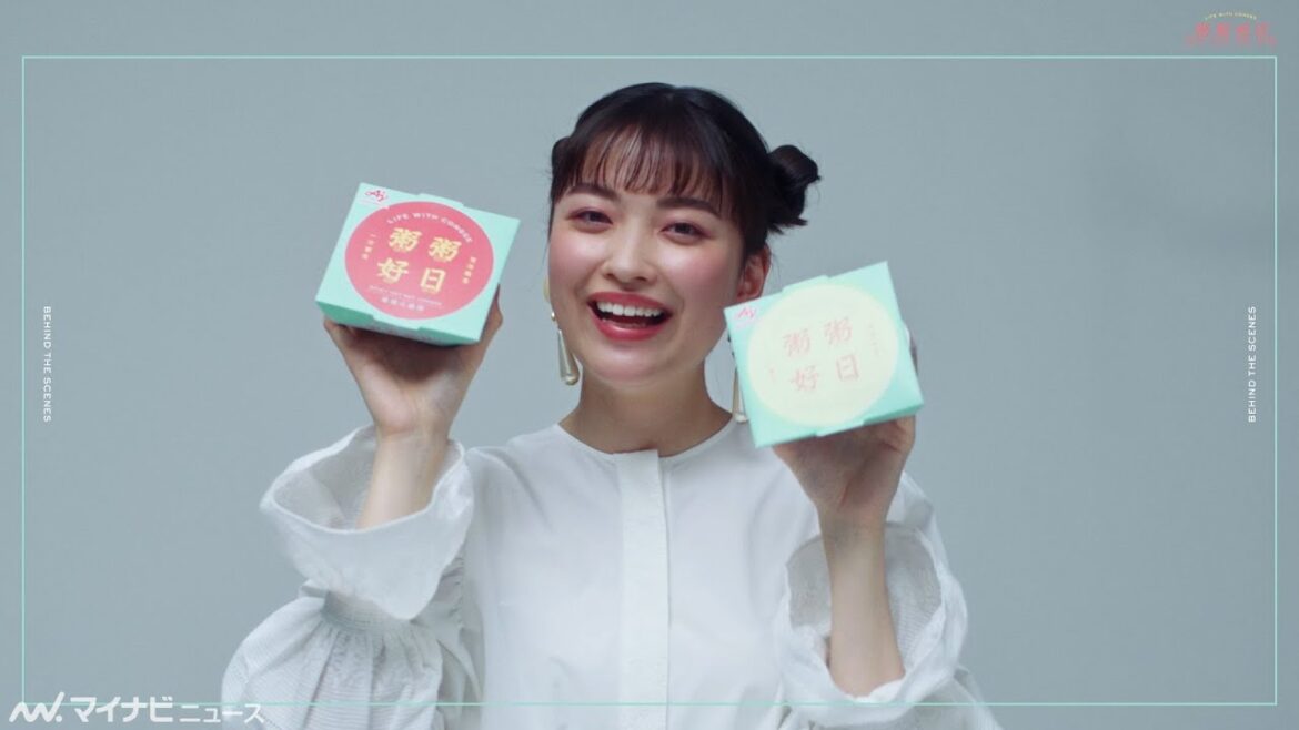 茅島みずき、小さめお団子ヘアーが好(ハオ)すぎる!笑顔はじける撮影風景&キュートな試食にも注目 味の素 カップお粥『粥粥好日R』キービジュアルメイキング&インタビュー映像公開