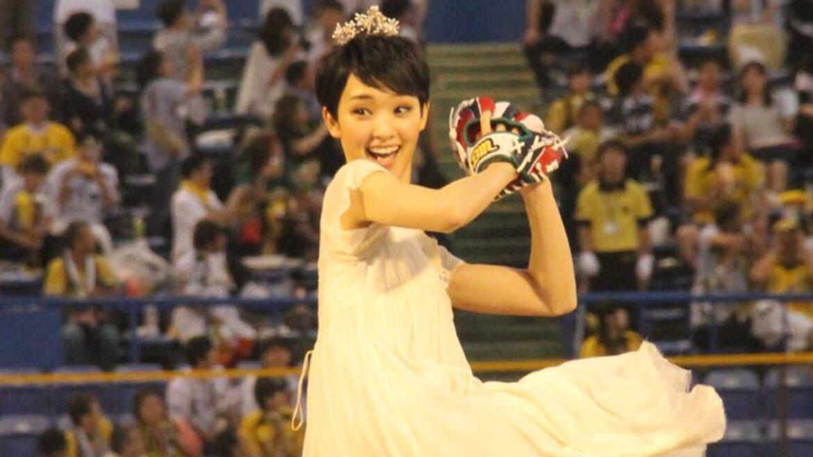 剛力彩芽、純白ドレスで始球式もノーバンならず!「ジョア カラダにしあわせ プリンセスナイター」始球式 #Ayame Goriki